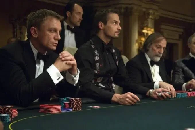 Daniel Craig como James Bond — famosa duelo de pôquer em “007 – Cassino Royale” (2006), uma das melhores cenas de toda a franquia Bond.