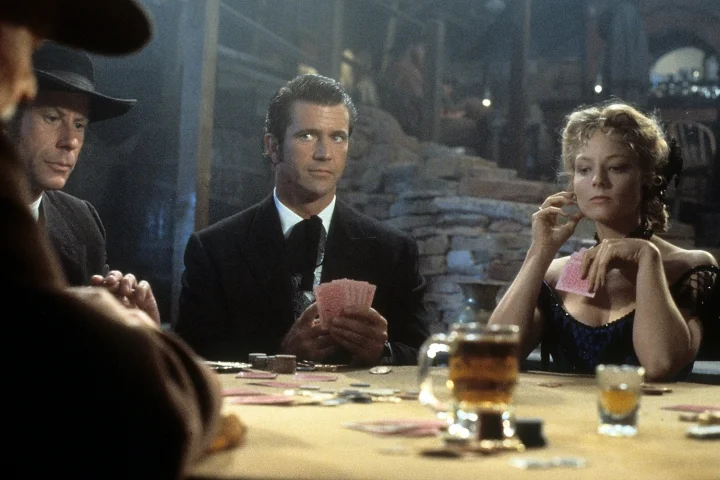 Cena do filme “Maverick” (1994) — Mel Gibson como o charmoso vigarista Bret Maverick.