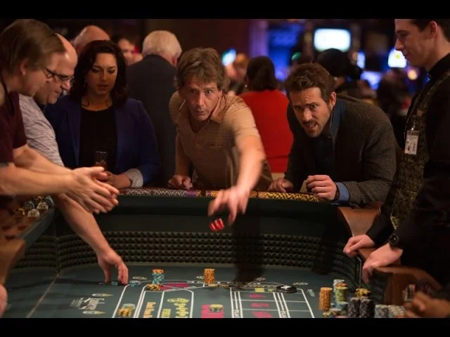 Ben Mendelsohn e Ryan Reynolds no filme “Jogo Perigoso” (2015) — um dos filmes mais realistas sobre o vício em jogos de azar.