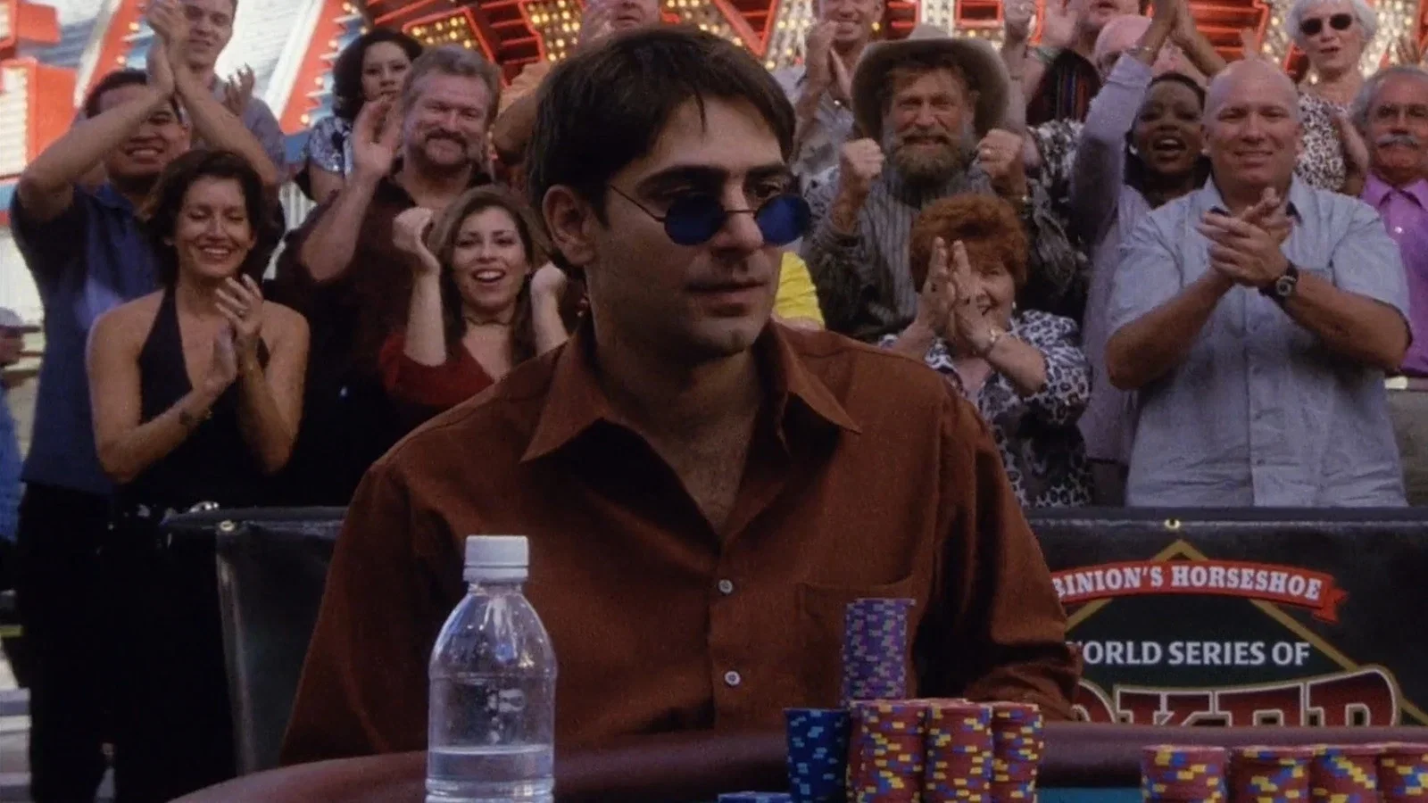 Cena do filme “High Roller: A História de Stu Ungar” (2003), diretor A.W. Vidjithpan.